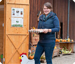 1 Carolin Schieber kümmert sich hauptsächlich um die Eierproduktion