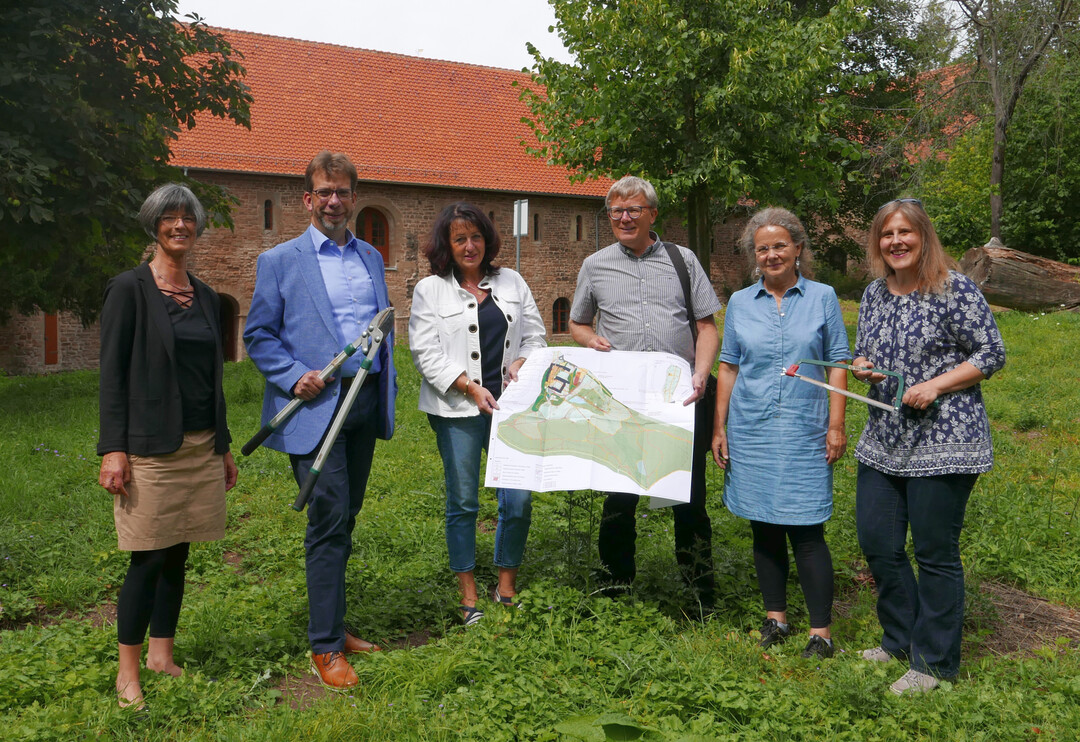 Die Organisatoren freuen sich auf das Parkseminar in Ilsenburg. V.l.n.r.: Claudia Grahmann (Gesellschaft der Freunde und Förderer des Klosters Ilsenburg e. V.), Bürgermeister Denis Loeffke und Ute Schwager-Löwe (beide Stadt Ilsenburg (Harz)), Uwe Merz (Landschaftsarchitekt), Heike Tenzer (Landesamt für Denkmalpflege und Archäologie Sachsen-Anhalt) und Felicitas Remmert