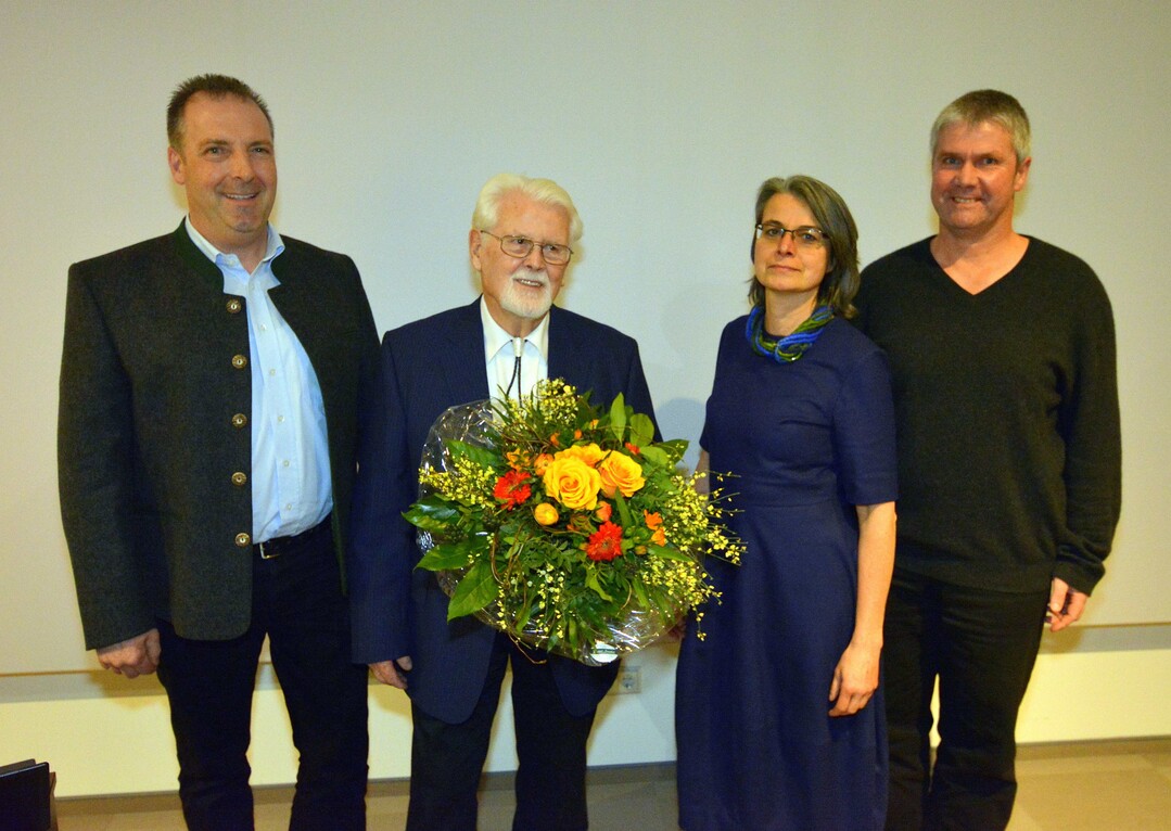 Walter Schimana bei der Verleihung der Goldenen Ehrennadel des Bundes deutscher Staudengärtner im Jahr 2017. Es gratulierten (v. l.) Michael Moll, BdS-Vorsitzender, Bettina Banse, BdS-Geschäftsführerin, und der Laudator Rainer Goldmann.