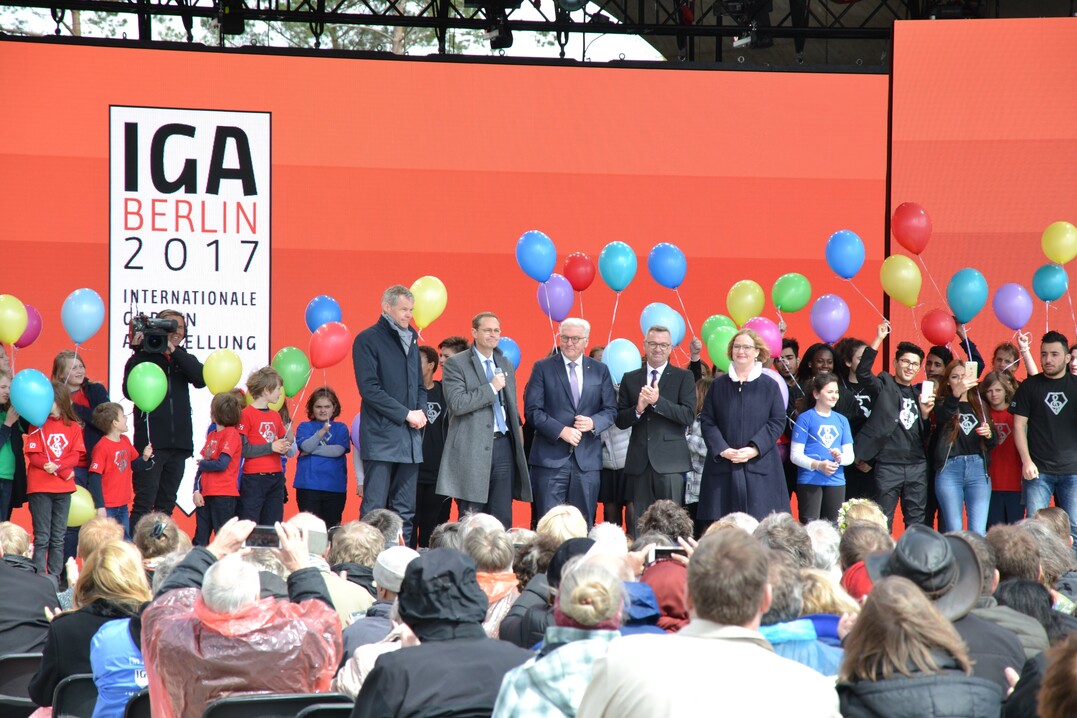 Feierliche Eröffnung der IGA Berlin 2017: (v. l. n. r.) Christoph Schmidt, Geschäftsführer der IGA Berlin 2017 GmbH; Michael Müller, Regierender Bürgermeister von Berlin; Frank-Walter Steinmeier, Bundespräsident; Jürgen Mertz, Präsident des ZVG; Katharina Lohmann, Geschäftsführerin der IGA Berlin 2017 GmbH