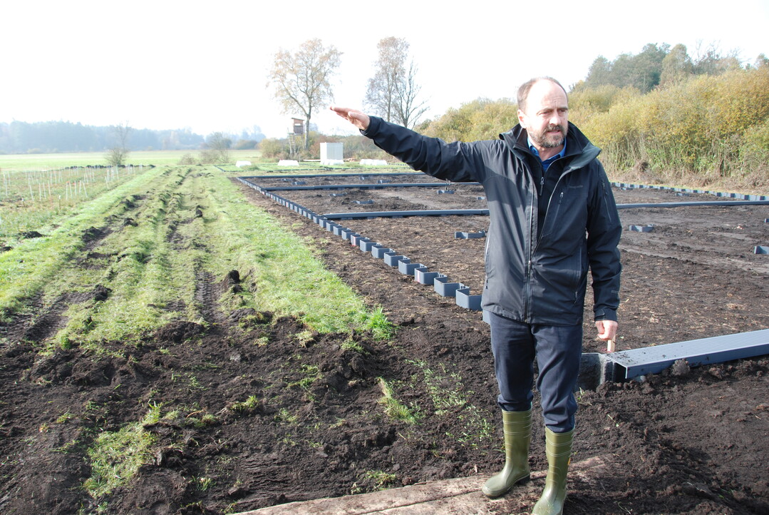 Prof Dr. Matthias Drsler vor Spundwandbecken zur Wasserstandsregelung