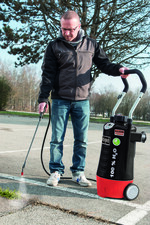 Das Heißwasser dringt auch in Fugen ein und zerstört die Pflanzenzellen.