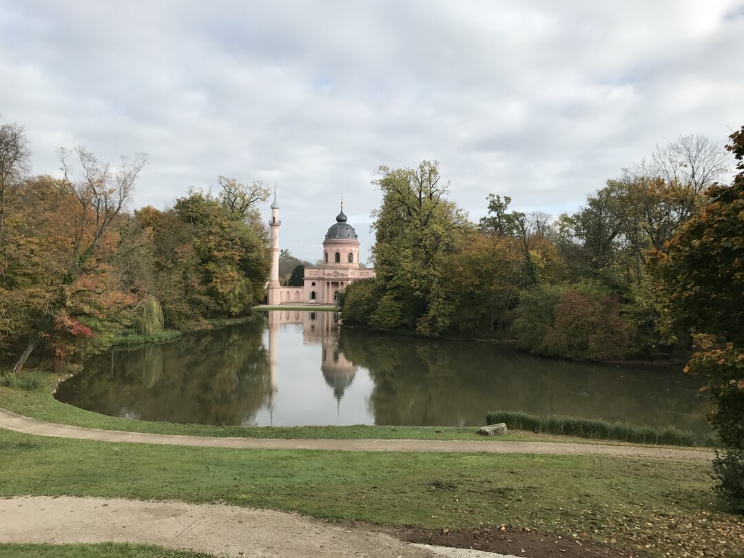Der herbstliche Schlossgarten Schwetzingen mit der Ansicht der berühmten Gartenmoschee ist eines der durch den Klimawandel bedrohten Gartendenkmale.