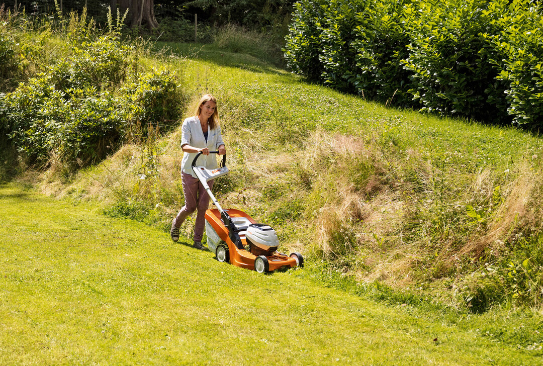 Warentest 4-2023: Am besten schnitt ein Akkurasenmäher von Stihl ab.