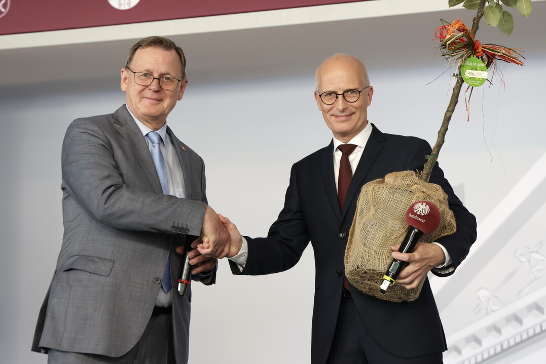 Übergabe des „Staffelbaumes“ von Ministerpräsident Bodo Ramelow an Hamburgs Ersten Bürgermeister Dr. Peter Tschentscher