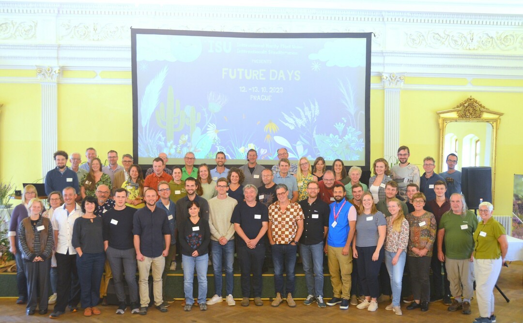 Premiere der ISU Future Days: Knapp 70 Teilnehmer aus 13 Ländern nahmen an der Konferenz in Prag teil, die mit Stauden geschmückt eine anregende Atmosphäre vermittelte.