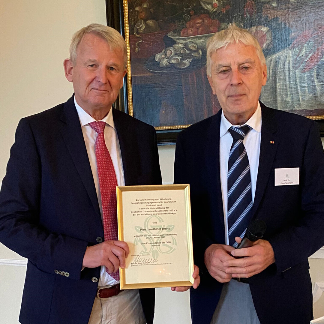 Im Rahmen der 201. Jahrestagung der Deutschen Gartenbau-Gesellschaft wurde Jan-Dieter Bruns zum Ehrenmitglied der DGG ernannt. Prof. Dr. Klaus Neumann überreicht die Urkunde an Jan-Dieter Bruns
