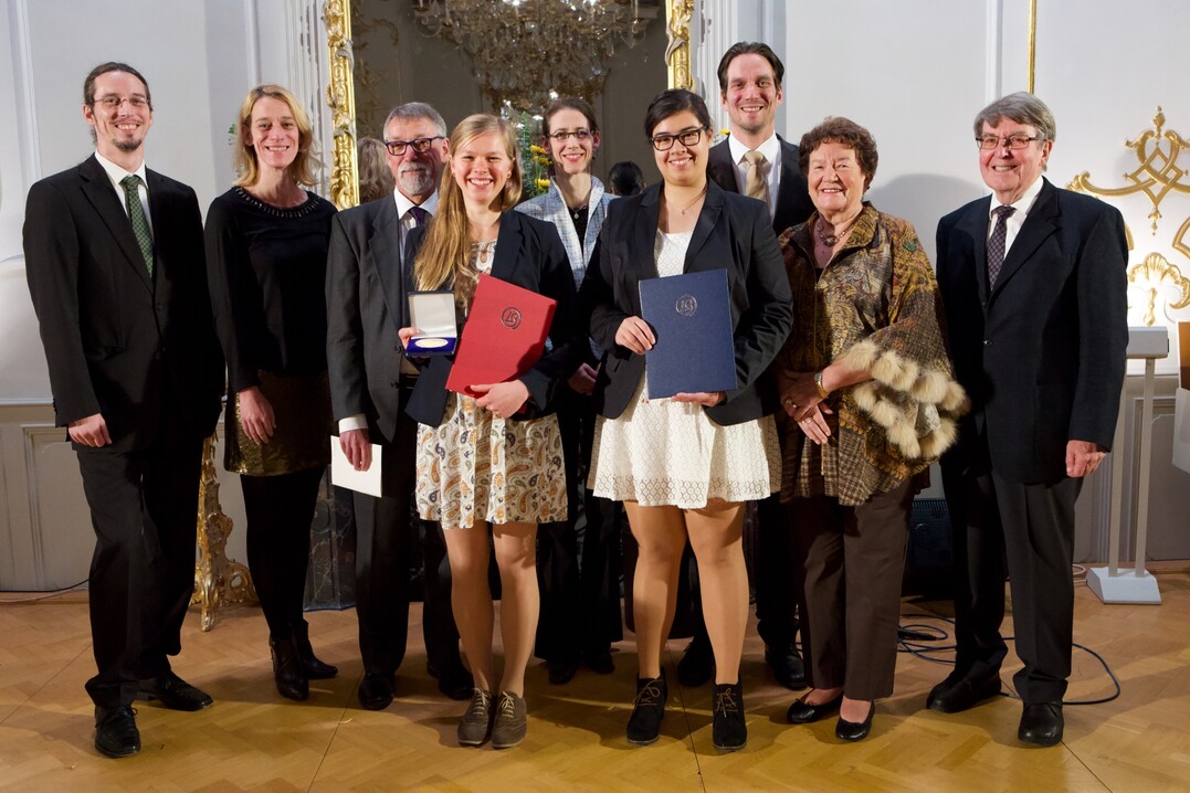 Verleihung des Lennart-Bernadotte-Preises und der Sonja-Bernadotte-Medaille auf der Insel Mainau an Marie-Sophie Schoppe (vorne links) und Bianca Wulansari Kassun (vorne rechts)