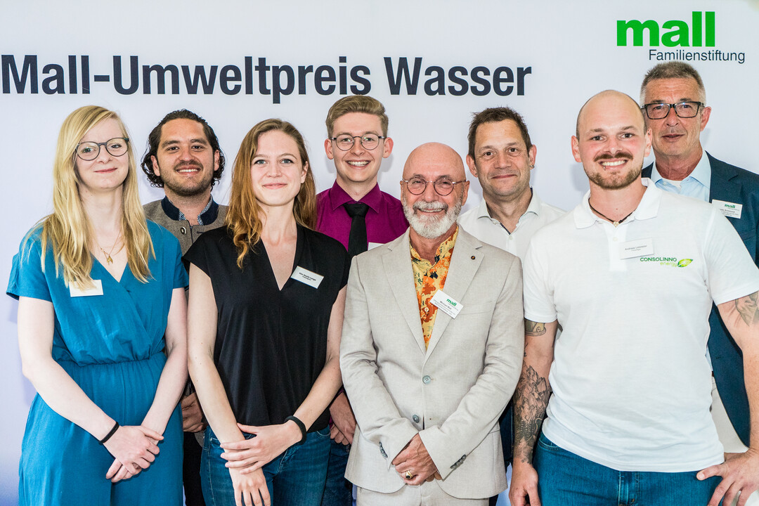 Der Mall-Umweltpreis Wasser wurde in diesem Jahr zum ersten Mal vergeben: V.l.n.r. Franziska Gehring, Dr. Pablo Vega García, Kim Noelle Lange, Florian Wilhelm (alle Preisträger/-innen), Michael Mall (Stiftungsvorstandsvorsitzender der Roland Mall-Familienstiftung und Mitglied der Jury), Dirk Muschalla (TU Graz und Jury-Mitglied), Andreas Lebmeier (Preisträger) und Dr. Guido Schmuck (Mitglied des Stiftungsrats)