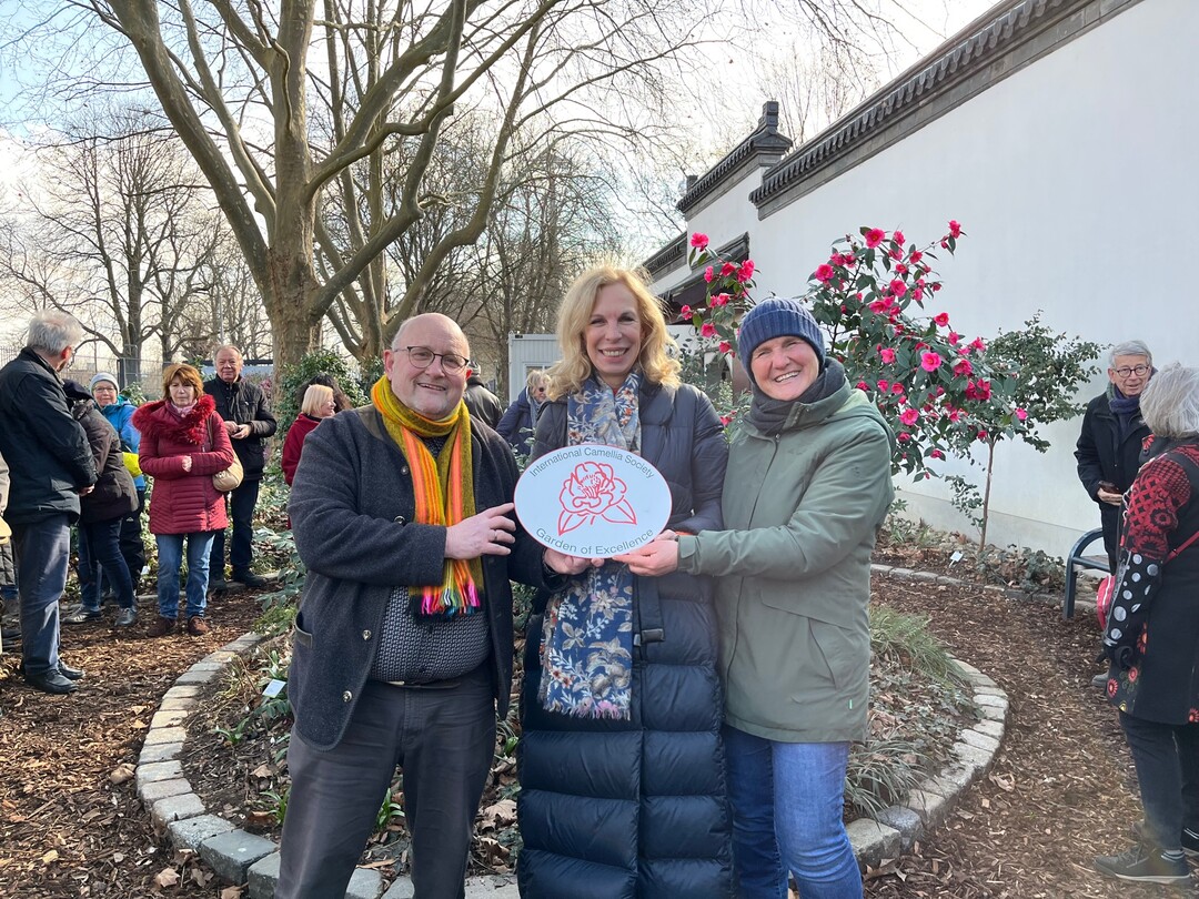 Garten of Excellence fr den Kameliengarten im Luisenpark: Joachim Kltsch, Anke Koschitz, Ellen Oswald haben sich um die Entwicklung der Kameliensammlung verdient gemacht.