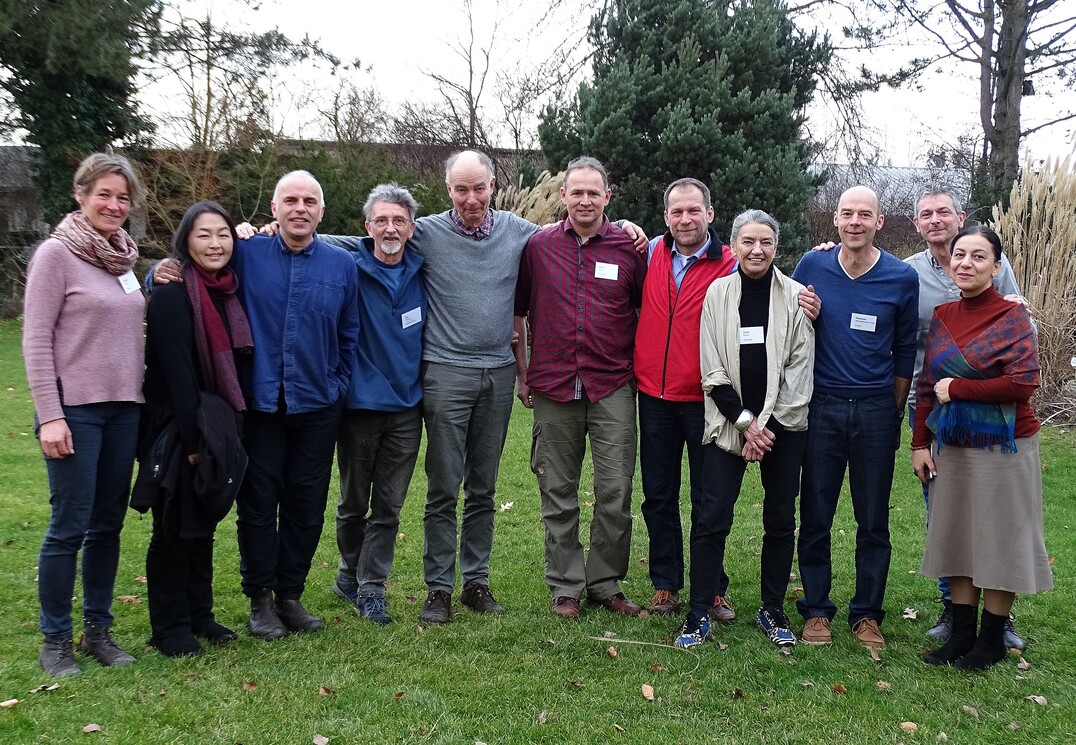 Die Referenten und Referentinnen: Ursula Yelin (Schweiz), Midori Shintani (Japan), Fergus Garret (England), Ian Young (Schottland) , Hans Kramer (Niederlande), Peter Korn (Schweden), Ulf Sill (Schweden), Jane Schul (Dänemark), Stephan Aeschlimann (Schweiz), Gerben Tjeerdsma (Schweden), Anne Asatryan (Armenien). Nicht auf dem Foto: Lianne Pot (Niederlande).