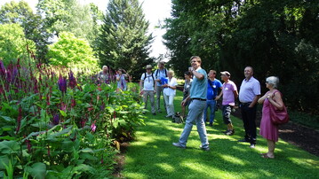 In diesem Beet wurden aus verschiedenen Sortimenten nur die besten Sorten gepflanzt. Die verschiedenen Sorten von u.a. Astrantien, Bistorta, Geranium, Sanguisorba, Aconitum, Astilben, Thalictrum und Cimicifuga bilden eine widerstandsfhige, artenreiche und optisch sehr ansprechende Pflanzung, die von Bienen, Hummeln und Schmetterlingen stark besucht wird, berichtet Prof. Hertle (vorn) den Teilnehmern.